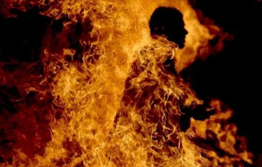 القصرين شخص يضرم النار في جسده في ساحة الشهداء جلنار Jollanar