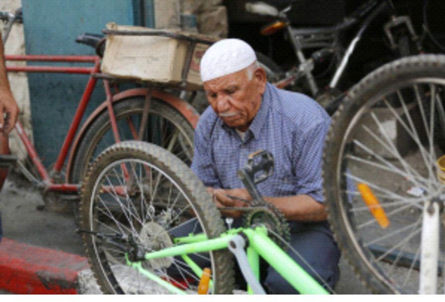 L’attribut alt de cette image est vide, son nom de fichier est عشرُ-حكايات-طريفة-احتفظت-بها-دفاتر-التوجيه-عبر-السّنين-2.jpeg.