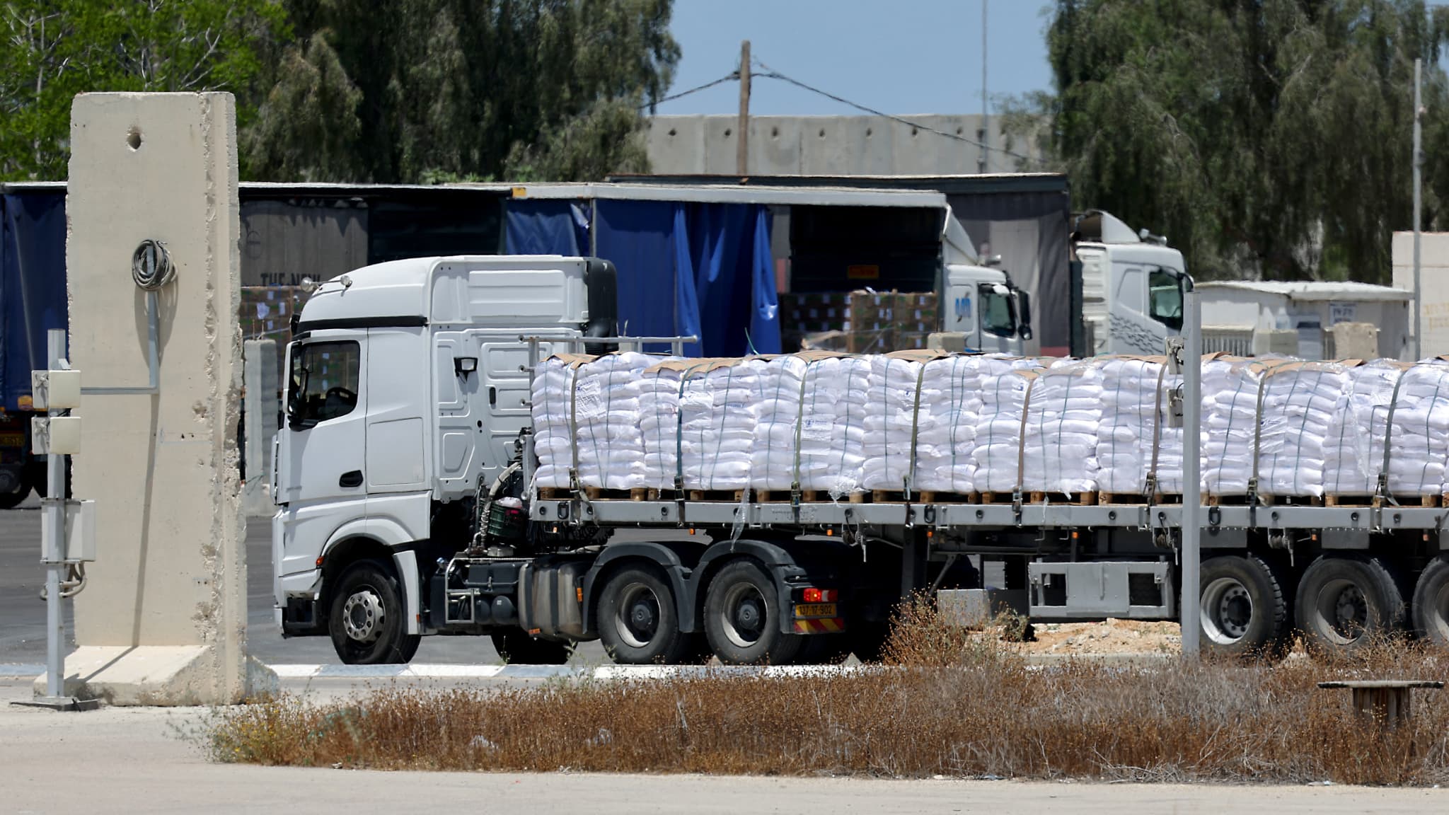 Gaza 15 camions transportant de laide alimentaire pillés جلنار Jollanar